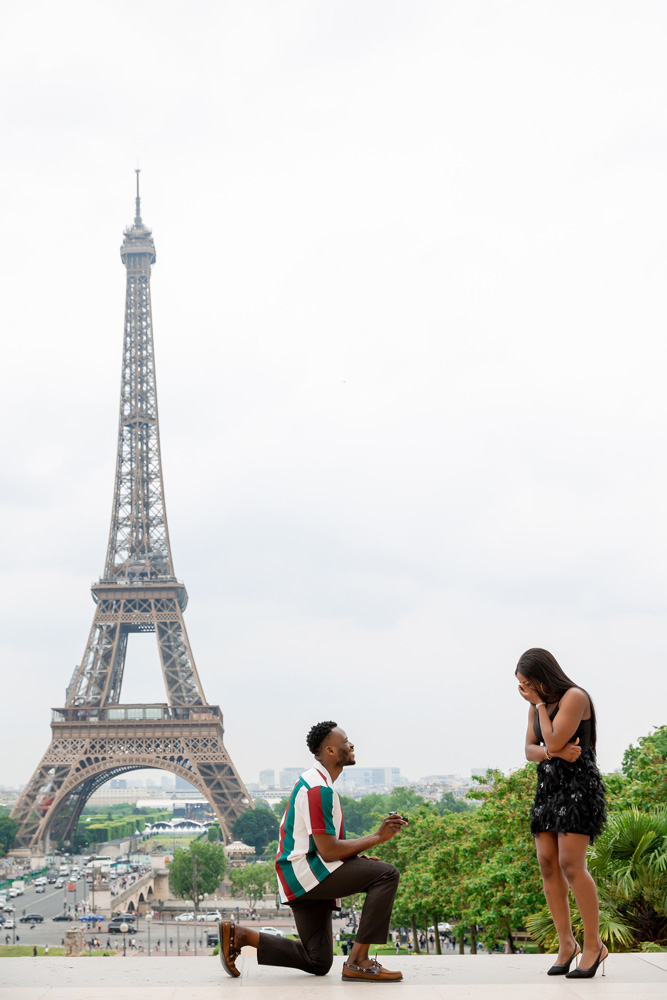 Afro american marriage proposal in Paris