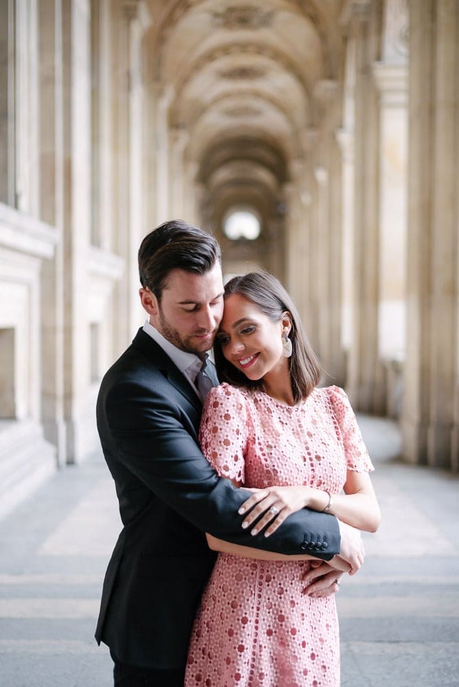 Posing ideas for couples - the warm hug from behind