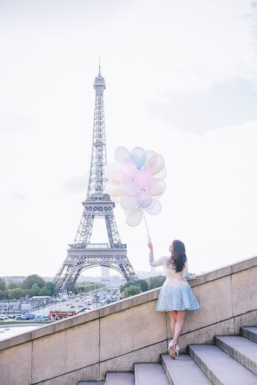 pre wedding photoshoot props - colorful balloons