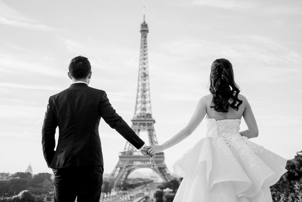 Pre wedding pictures poses - Holding hands and looking into a common future-full size