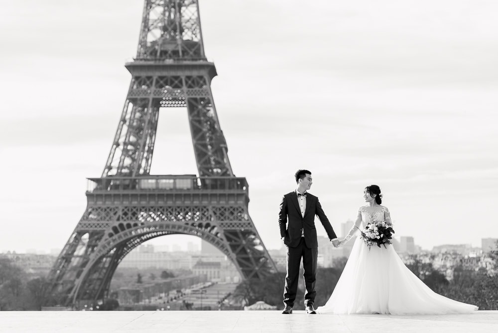 Pre wedding pictures poses - Simply holding hands and looking at each other-full size