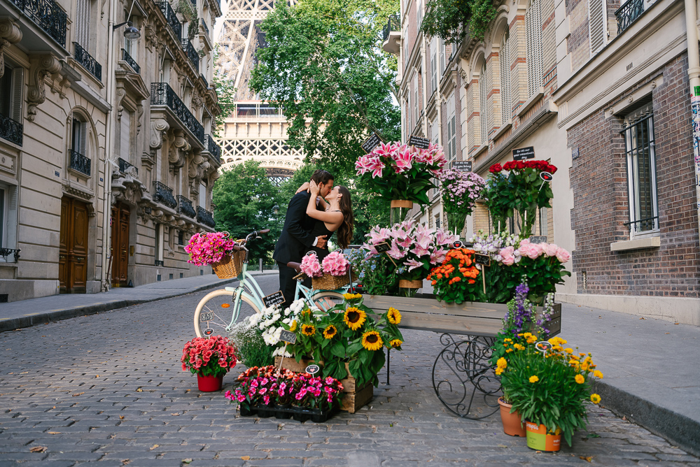 Romantic kiss in the streets of Paris