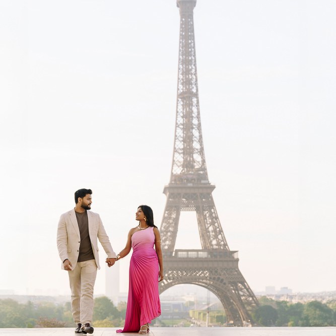 Romantic photoshoot in Paris at Eiffel Tower