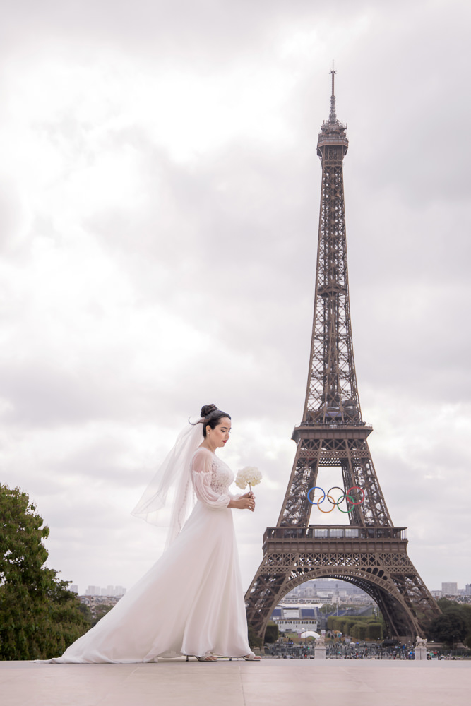 Elopement portrait with the eiffel tower by Daniel