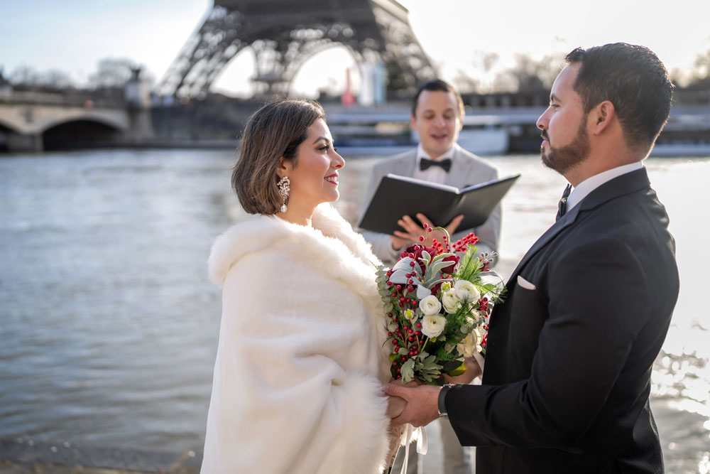 Seine elopement with Eiffel tower in the background