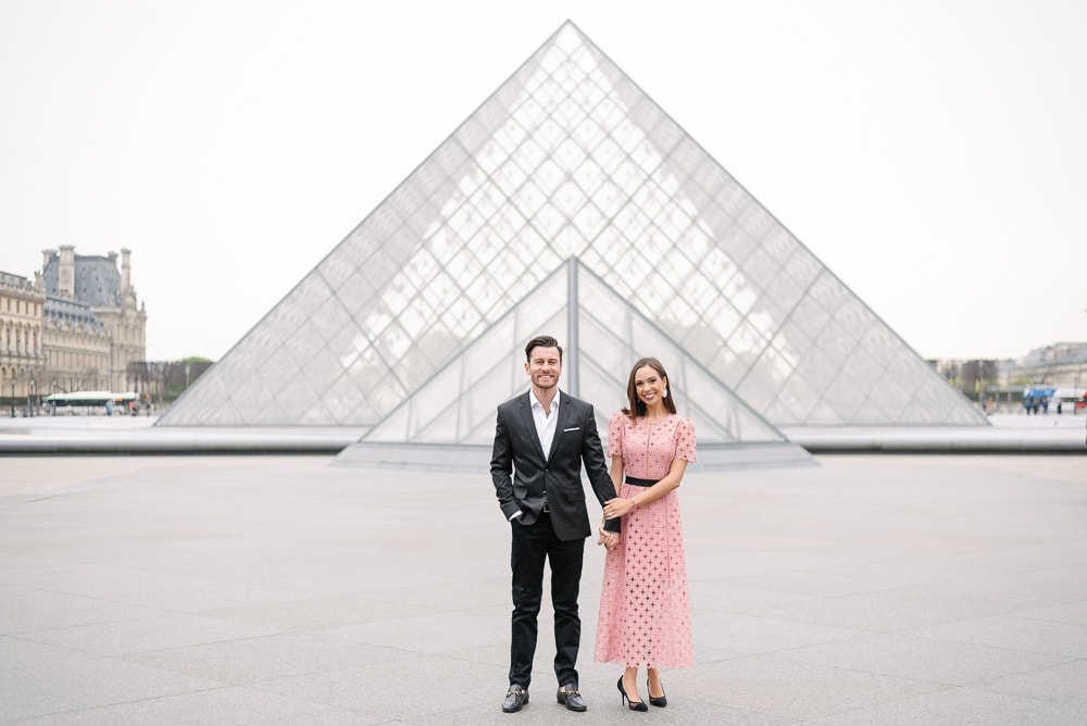 Simple couples portrait ideas - holding hand and looking into the camera