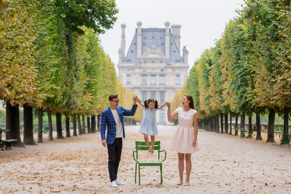 Super cute autumn family photos in the Tuileries Gardens in Paris