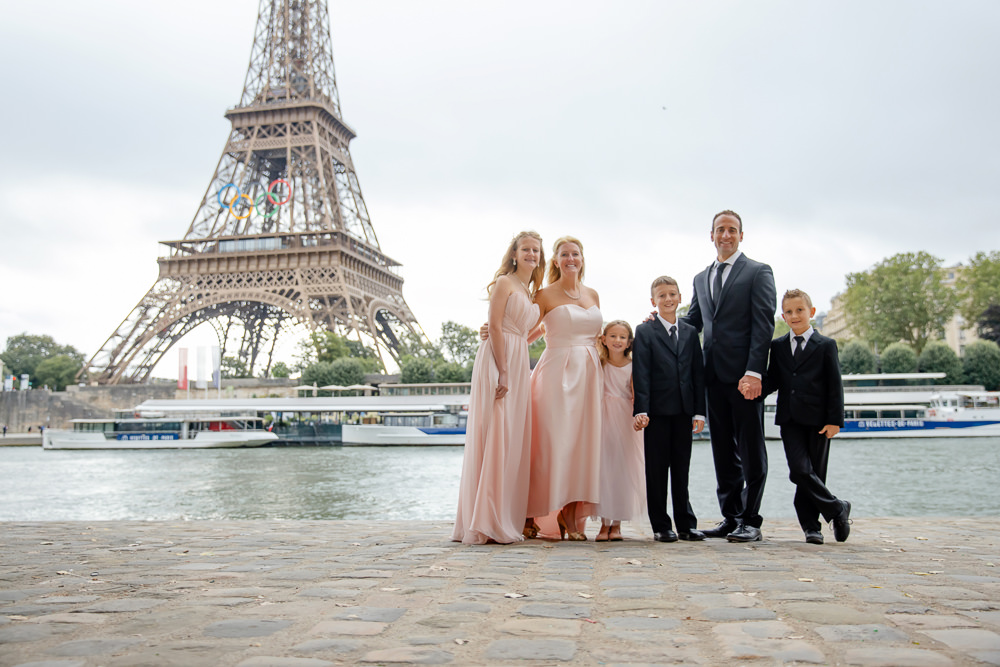 The best family photos on the Seine River bank in front of the Eiffel Tower