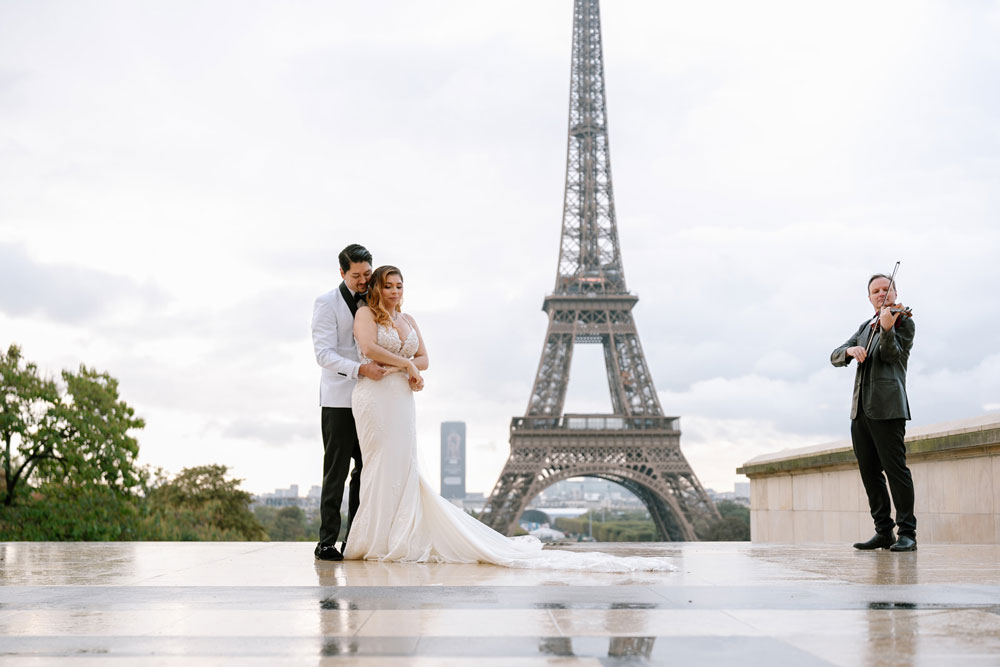 Elopement Photoshoot at Trocadero with a vilonist