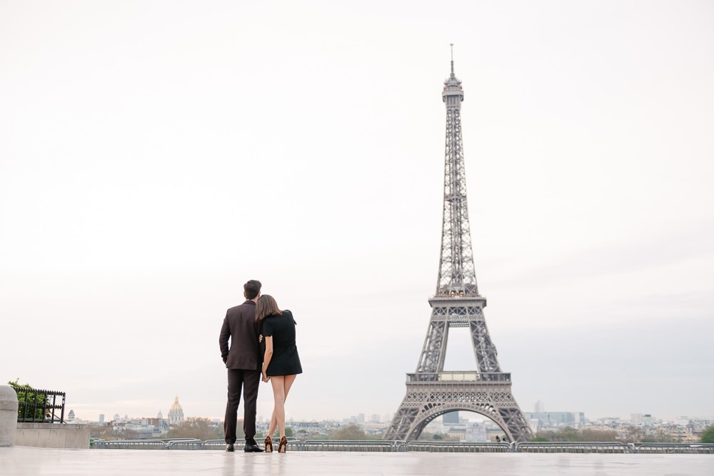unique couple photo ideas - putting head on shoulder