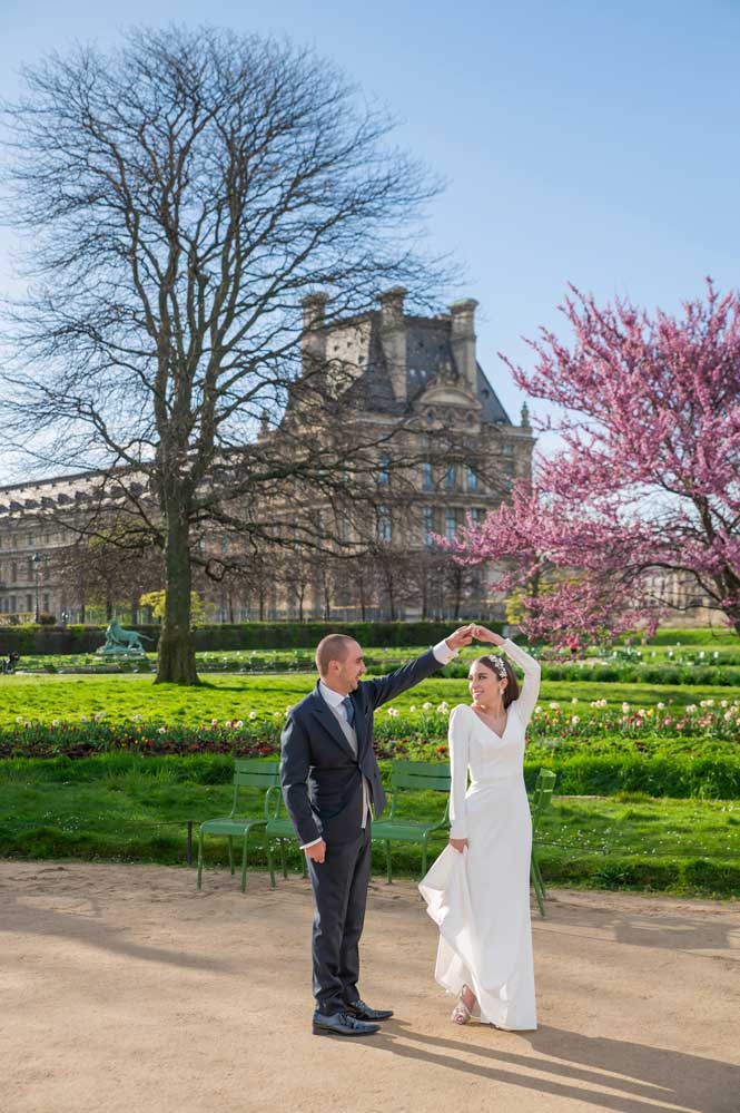 Elopement photoshoot with couple in one of the great parks of Paris