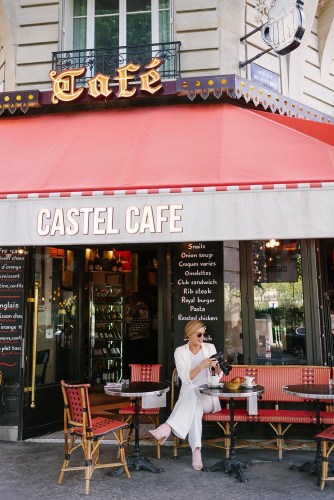 Wedding photographer Jana Williams posing for personal branding photos in a parisian cafe