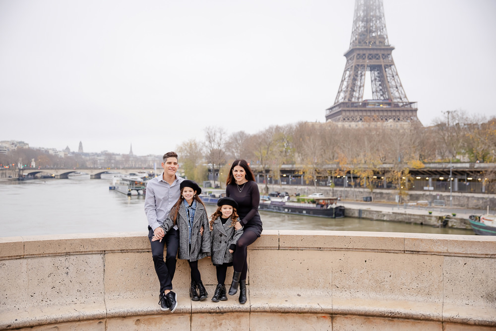 Winter family photoshoot in Paris